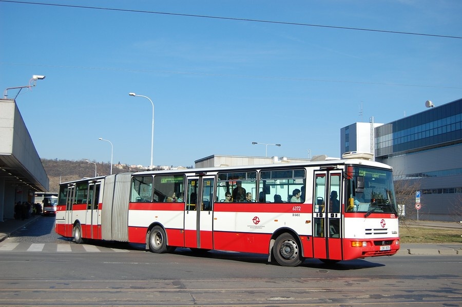 6372