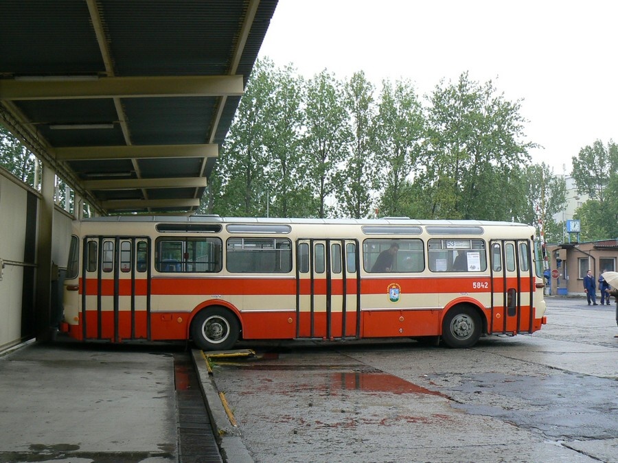 5842