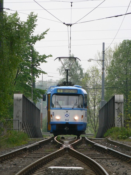 952
