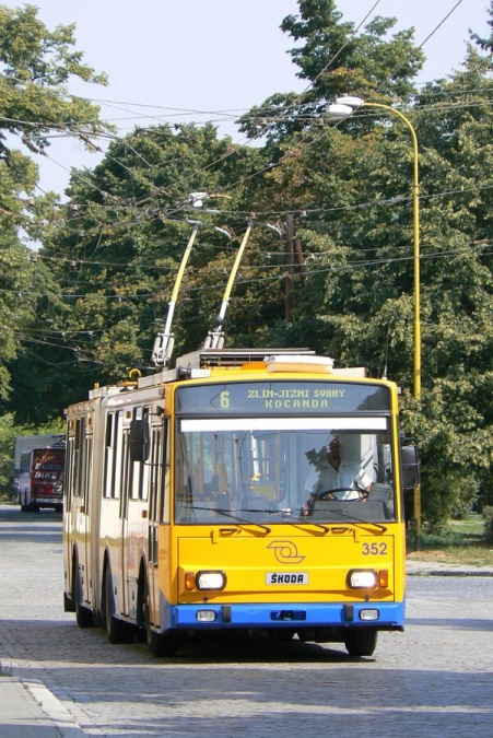 352