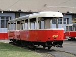 6882
