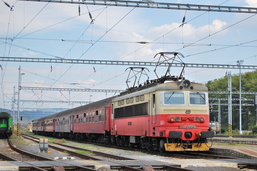 242 228-5