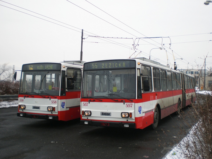 558+557