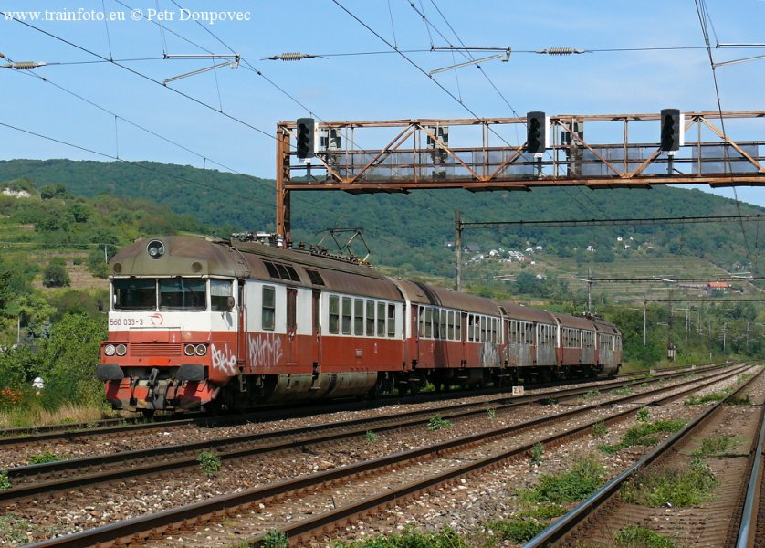 560 033-3