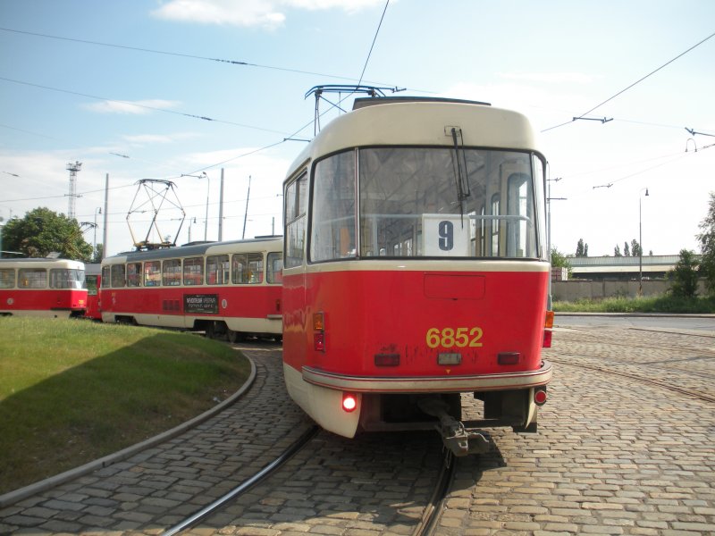 6852