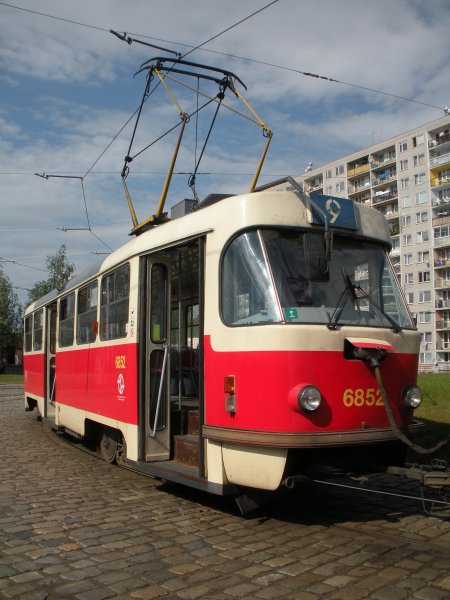 6852