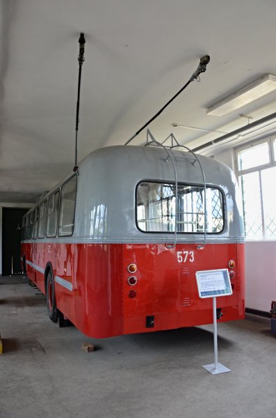573