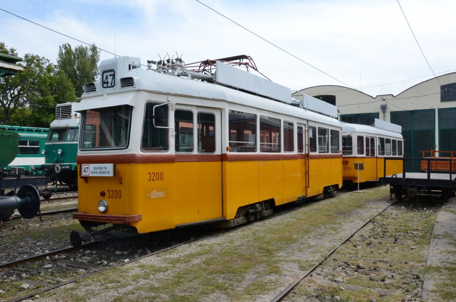 3200