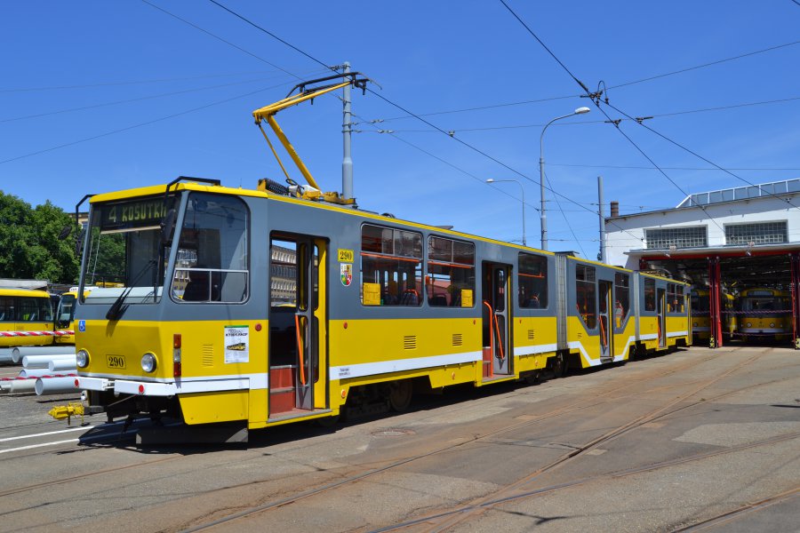 290