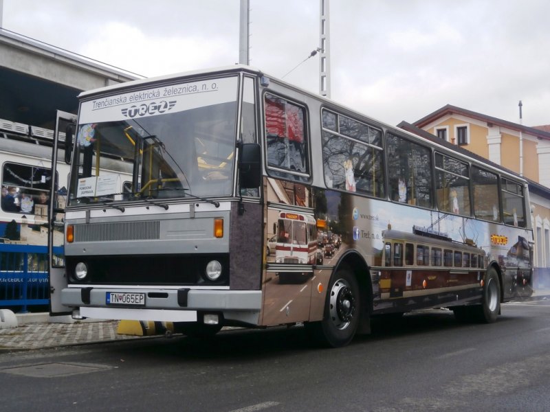 Autobus Karosa B732 parkuje na začiatočnej zastávke
