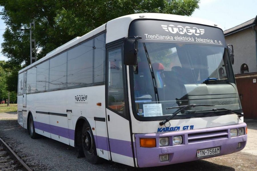 Autobus Karosa GT11 parkuje pri depe