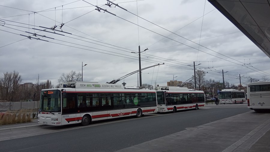 483 (vpředu) a 422 (vzadu)