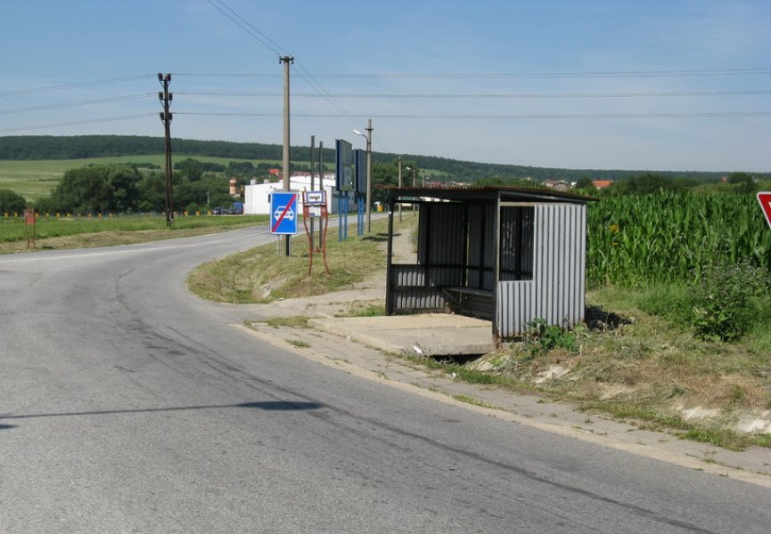 Autobusová zastávka Poľov, rázcestie