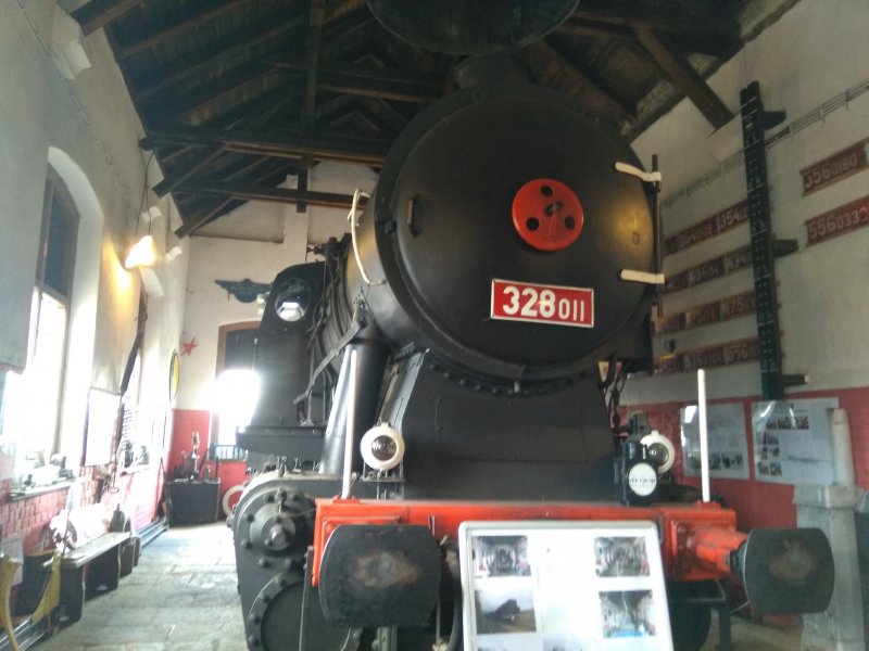 328 011