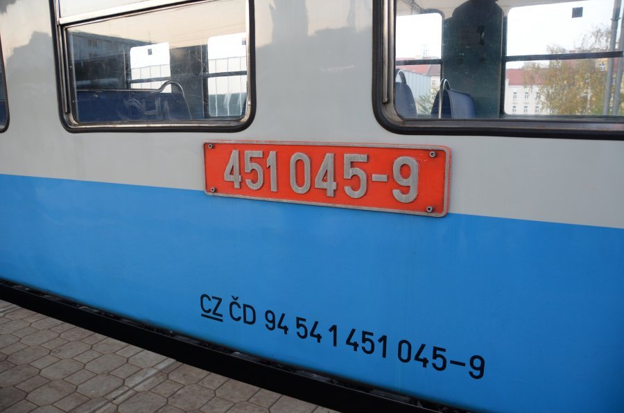 451 045