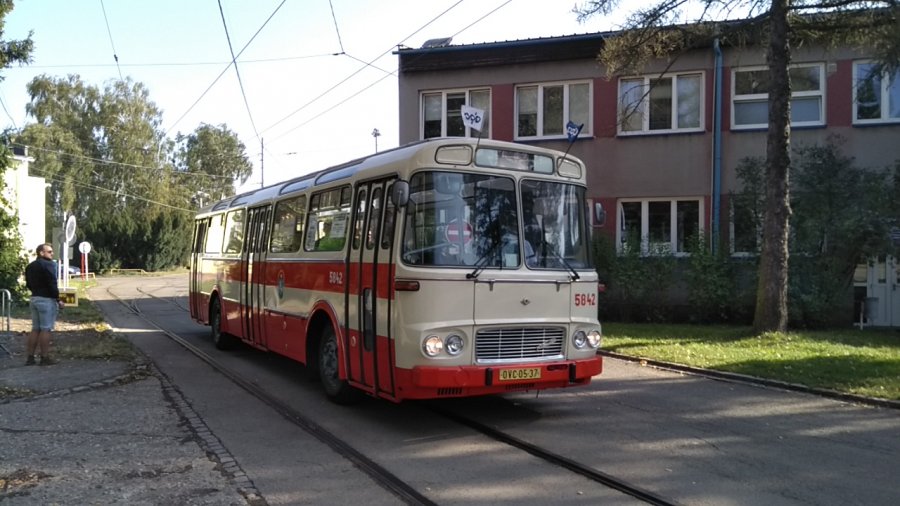 5842