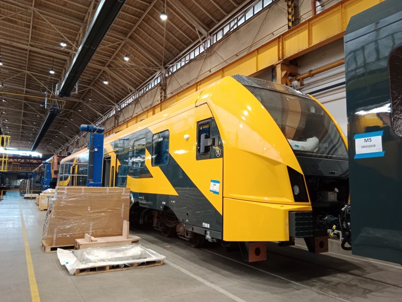 616 018