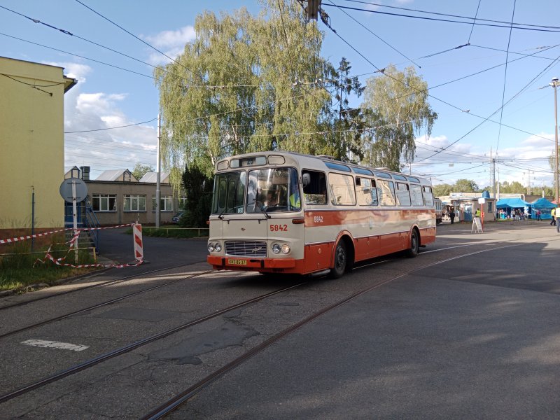 5842