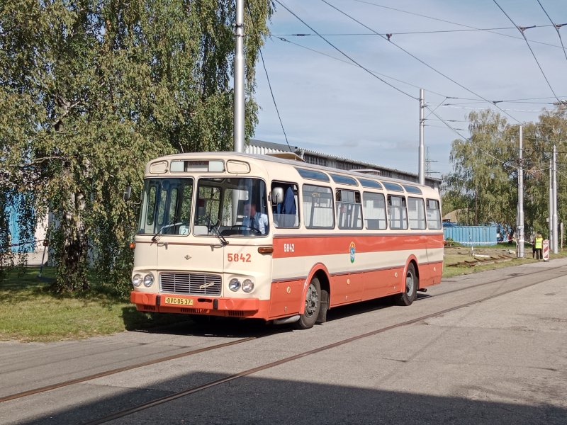 5842
