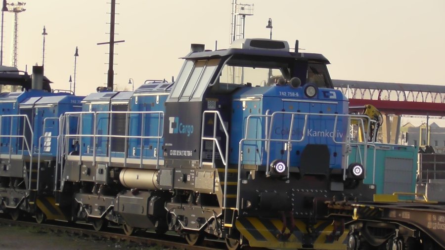 742 758-6