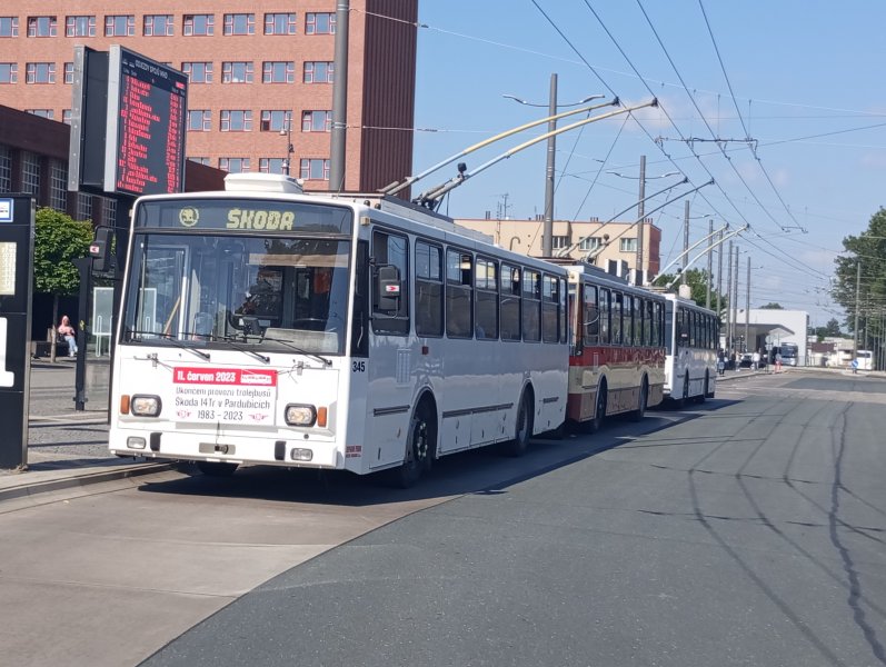 345, 311 a 376