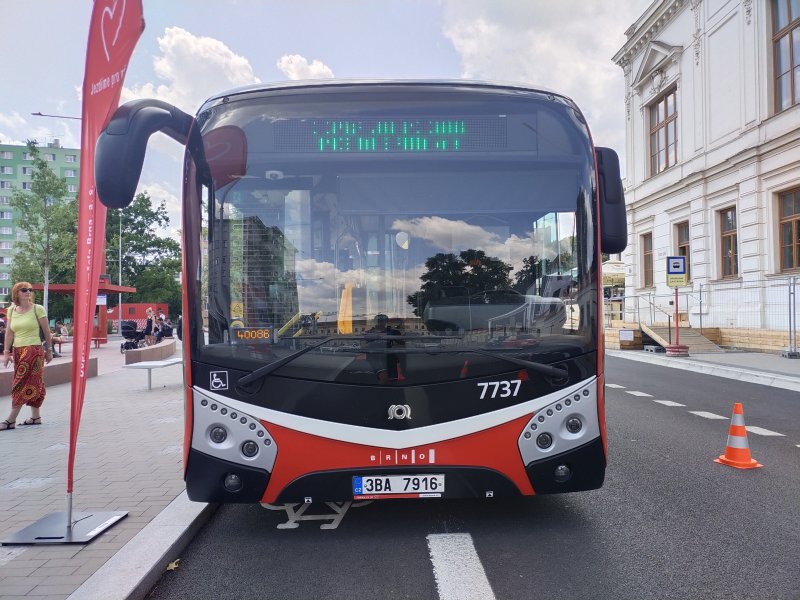 7737