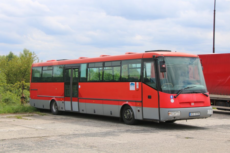 Veolia, červená s šedým pruhem