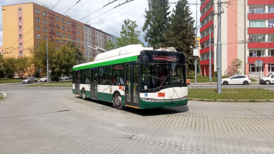 572
