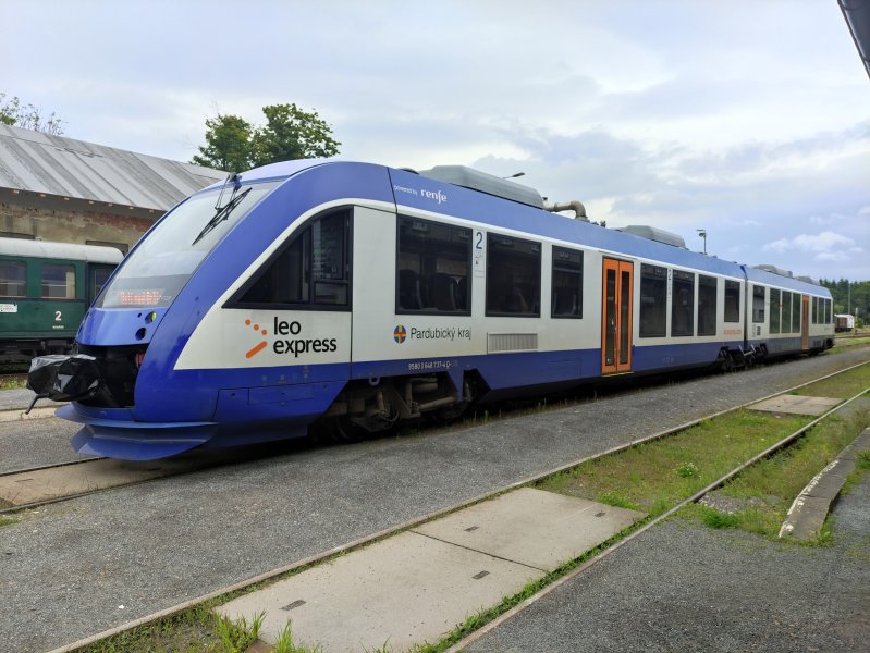 648 737-4