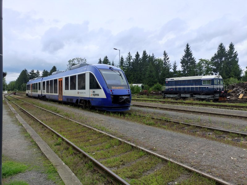 648 737-4