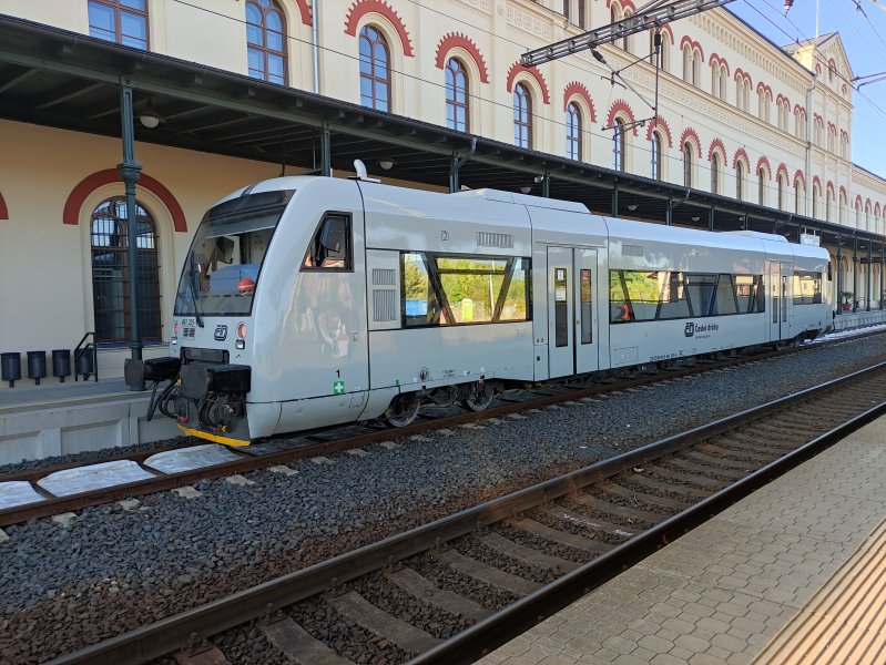 841 225-6