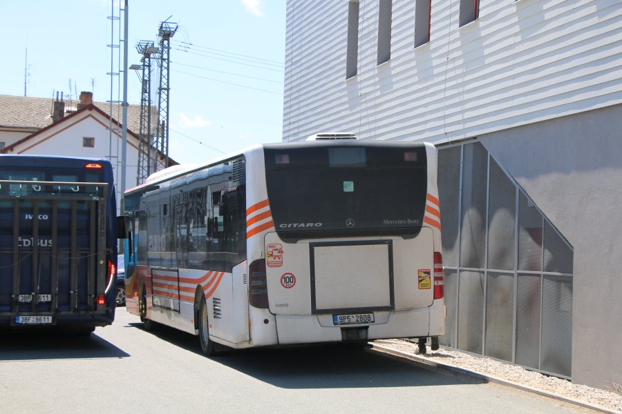 lebus, bílo-červená s oranžovými pruhy