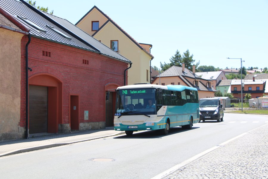 Arriva, tyrkysovo-krémová se žlutým pruhem