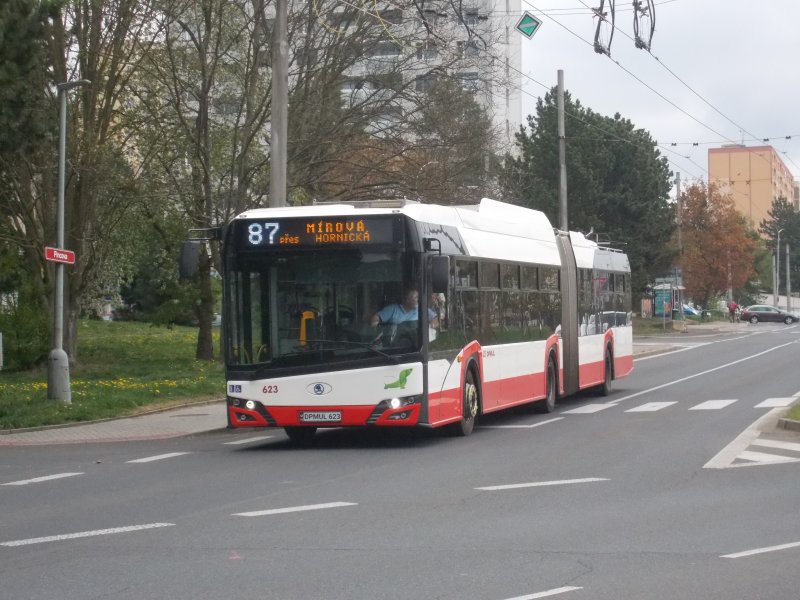 623