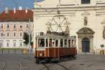 Historická tramvaj č. 99 před kostelem sv. Tomáše