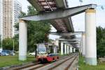 Tramvaj KTM-19 v Moskvě projíždí pod tělesem monorailu v sídlišti Ostankino