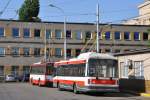 trolejbus 3001 převedený do vozovny Husovice (v den vyfocení jako záložní vůz odstavený vedle provozní budovy)