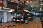 Nové trolejbusy Škoda 32Tr na hale lehké údržby ve vozovně Komín